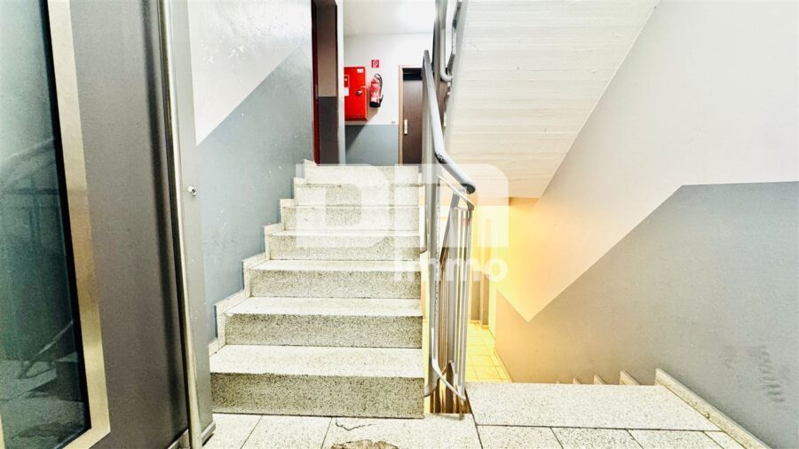 (R)eserviert!Kompaktes Einzimmerappartment im gepflegten Wohnkomplex in ruhiger Lage - Treppenhaus / Haupteingang